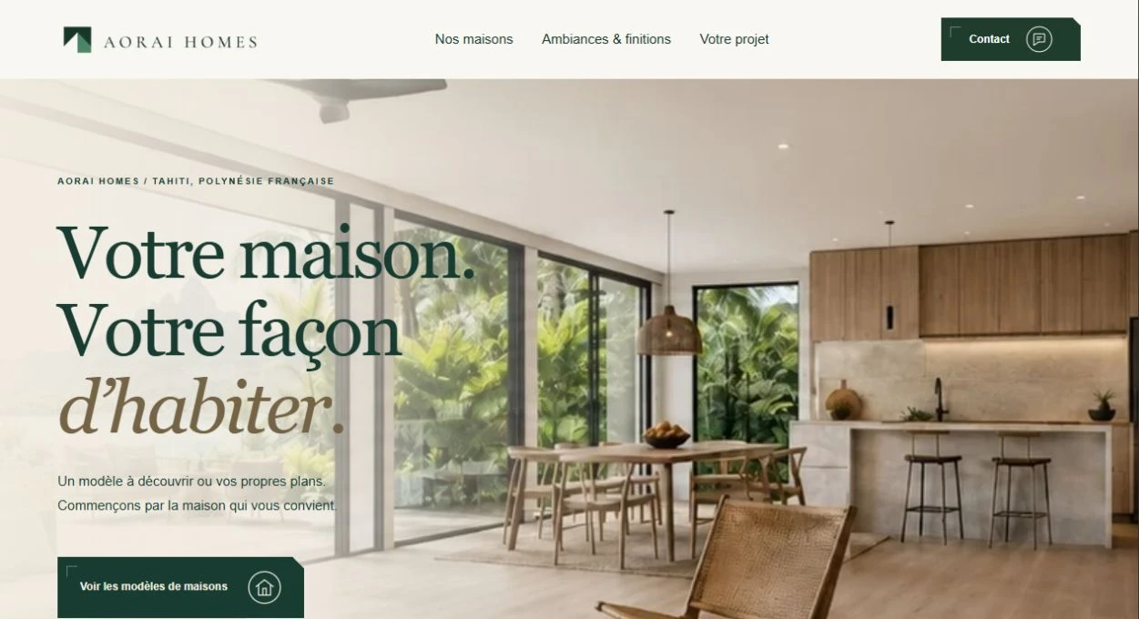 Design de la page d’accueil AORAI HOMES, avec une illustration d’intérieur tropical et le parcours vers les modèles de maisons.